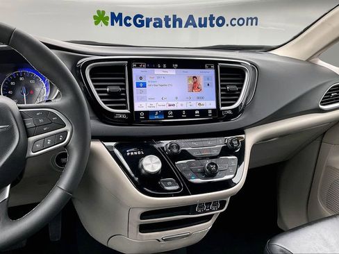 Used 2024 Chrysler Pacifica Touring-L image 9