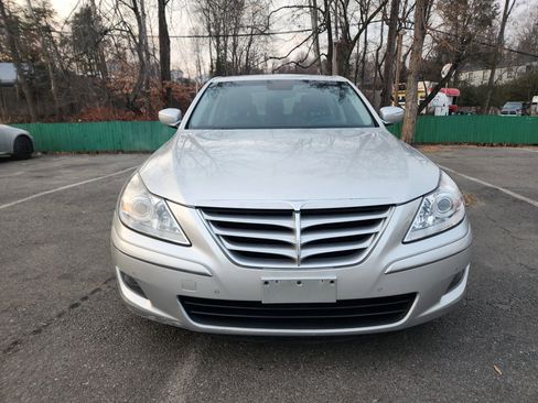 Used 2009 Hyundai Genesis 3.8 w/ Technology Pkg 4 image 2