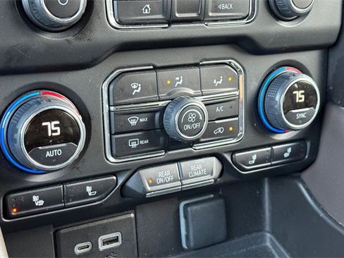 Used 2024 Chevrolet Suburban LT image 29