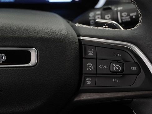 Used 2023 Jeep Grand Cherokee Limited w/ Black Appearance Package image 33