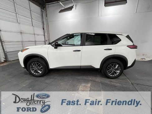 Used 2023 Nissan Rogue S image 4
