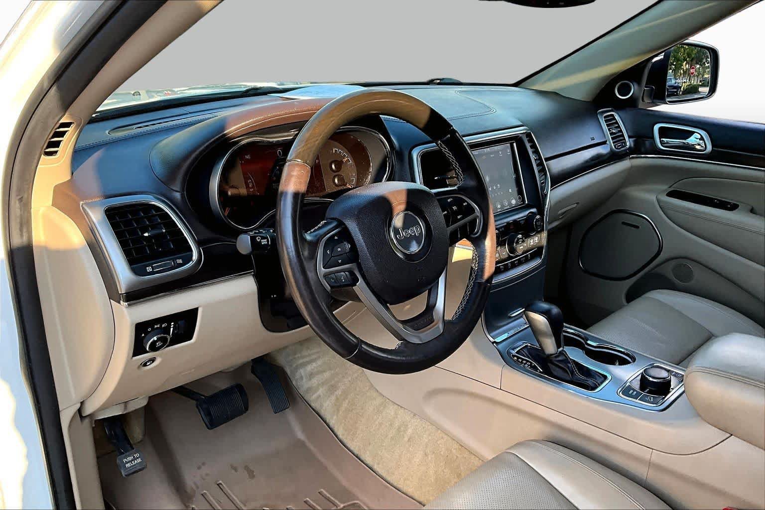 Used 2018 Jeep Grand Cherokee Overland AWD/4WD image 25