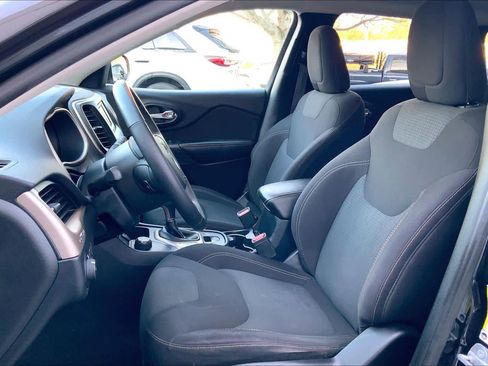 Used 2016 Jeep Cherokee Latitude w/ Cold Weather Group image 8