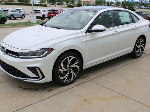 Used 2025 Volkswagen Jetta SEL FWD image 3
