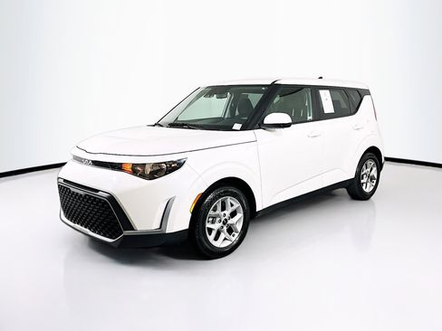 Used 2025 Kia Soul LX w/ LX Technology Package image 3