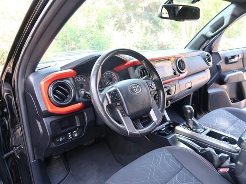 Used 2017 Toyota Tacoma TRD Sport w/ Tow Package (A/T) AWD/4WD image 15