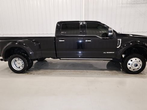 Certified 2022 Ford F450 Platinum w/ FX4 Off-Road Package image 2