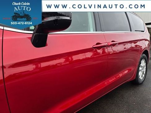 Used 2024 Chrysler Pacifica Touring-L image 6