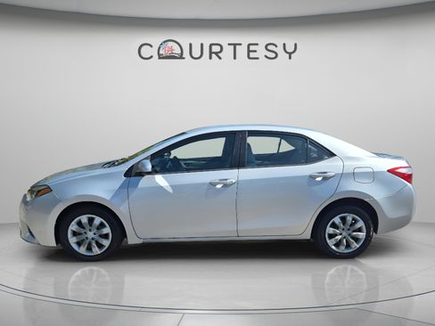Used 2016 Toyota Corolla LE FWD image 2