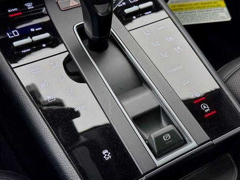 Certified 2025 Porsche Macan AWD/4WD image 22