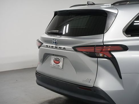 Certified 2021 Toyota Sienna XLE image 9