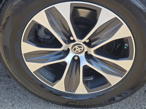 Used 2020 Toyota Highlander XLE image 11