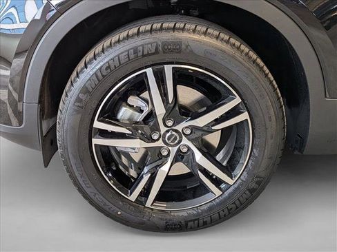 Used 2026 Volvo XC40 B4 Core w/ Climate Package FWD image 11