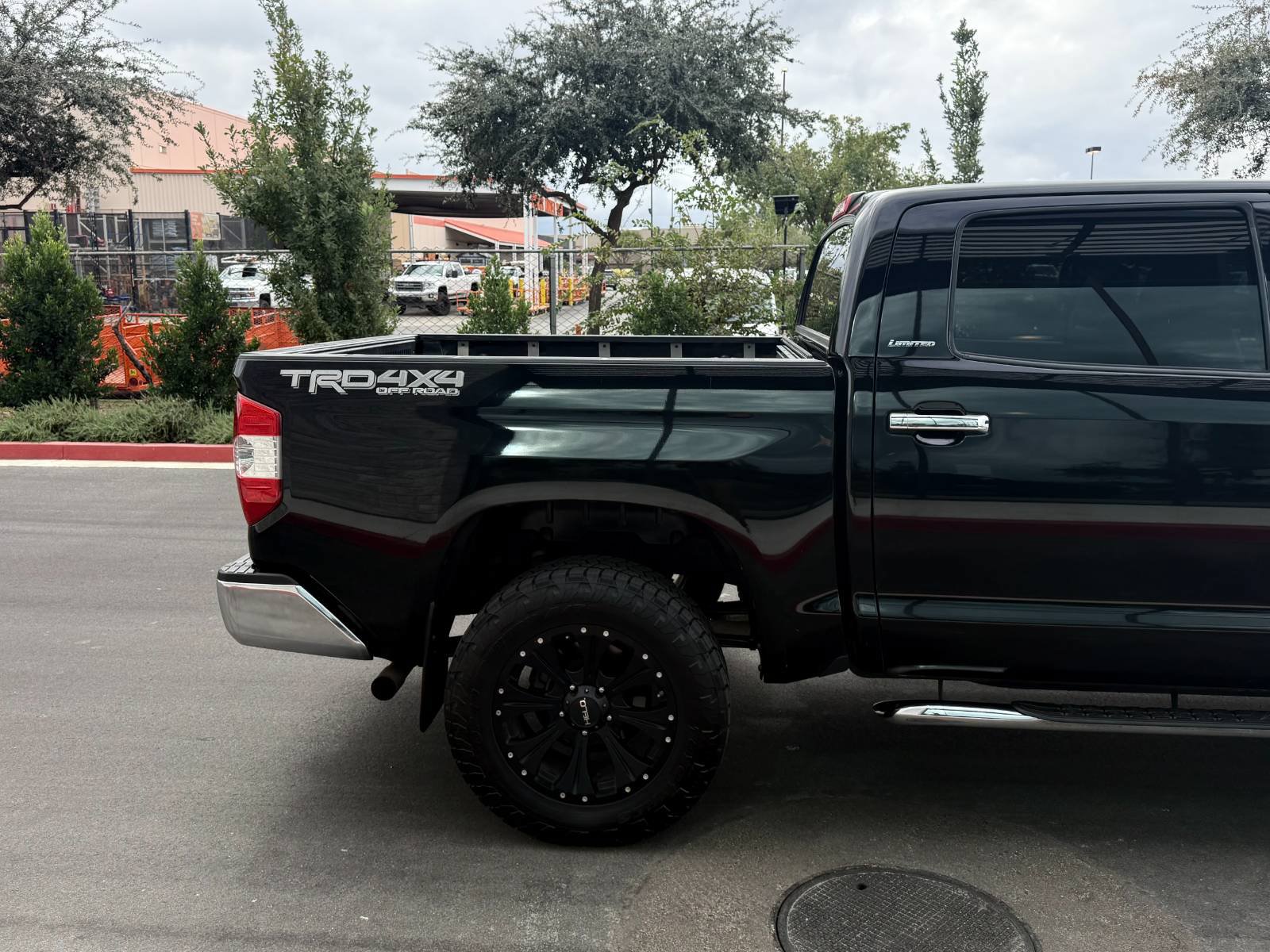 Used 2014 Toyota Tundra Limited w/ Limited Premium Package AWD/4WD image 5