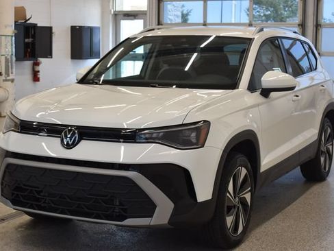 Used 2025 Volkswagen Taos SE AWD/4WD image 9
