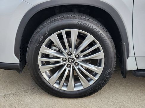 Used 2023 Toyota Highlander Platinum FWD image 10
