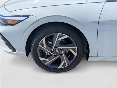 New 2025 Hyundai Elantra Limited image 10