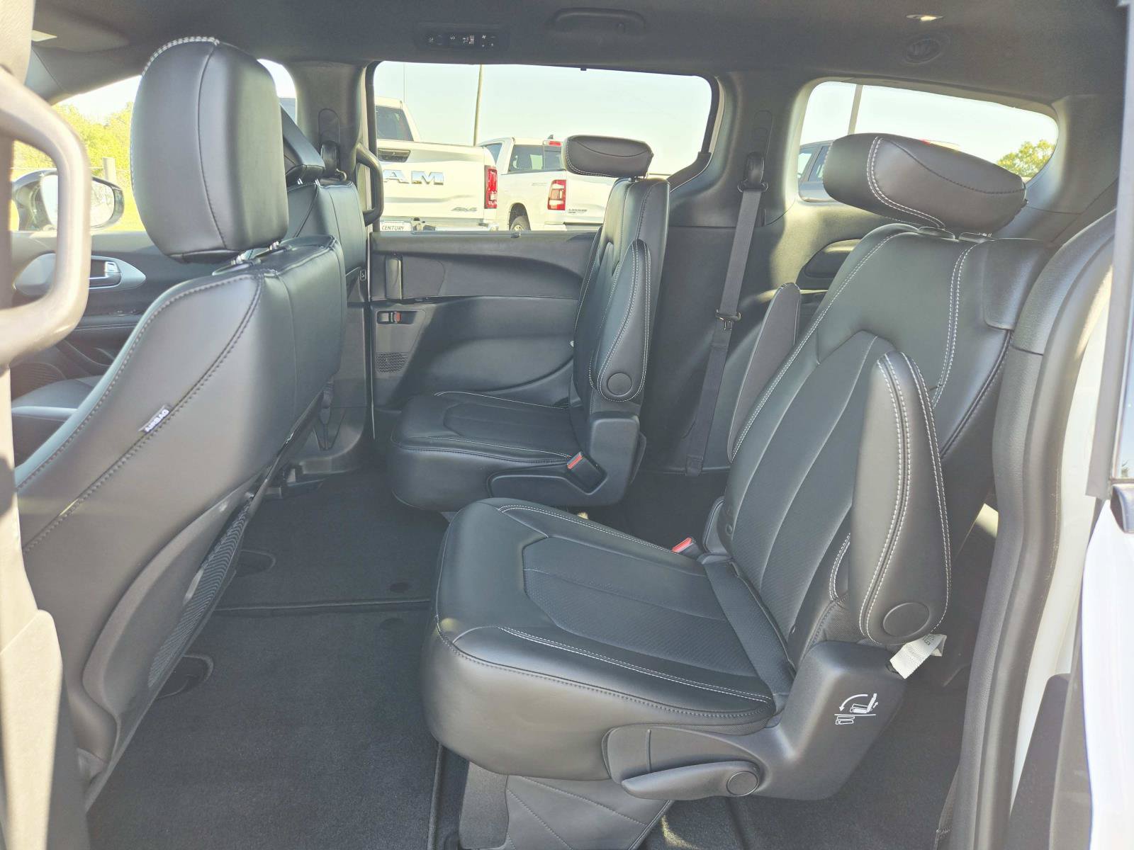 Used 2024 Chrysler Pacifica Touring-L w/ S Appearance Package FWD image 13