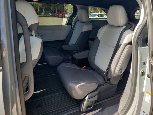 Used 2023 Toyota Sienna XSE FWD image 10