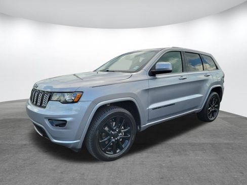 Used 2019 Jeep Grand Cherokee Altitude AWD/4WD image 3