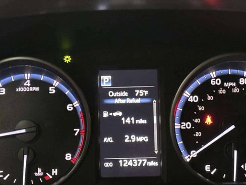 Used 2018 Toyota RAV4 LE AWD/4WD image 30