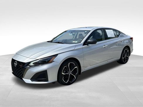 Used 2024 Nissan Altima 2.5 SR w/ SR Premium Package AWD/4WD image 3