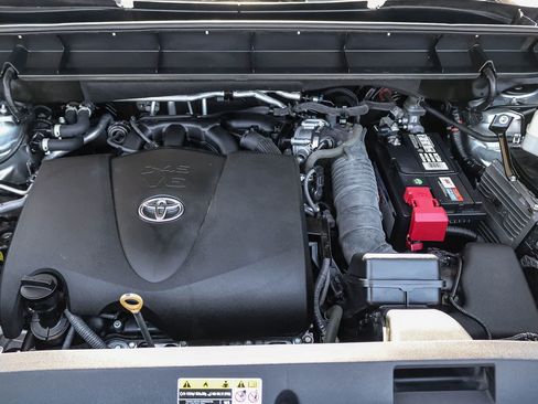 Used 2021 Toyota Highlander L FWD image 26