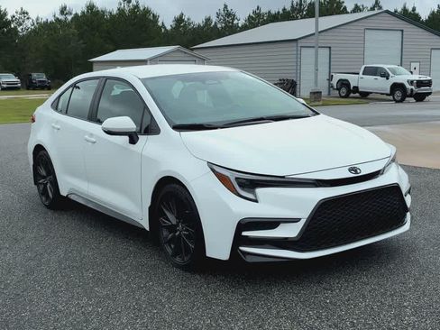 Used 2025 Toyota Corolla SE FWD image 3