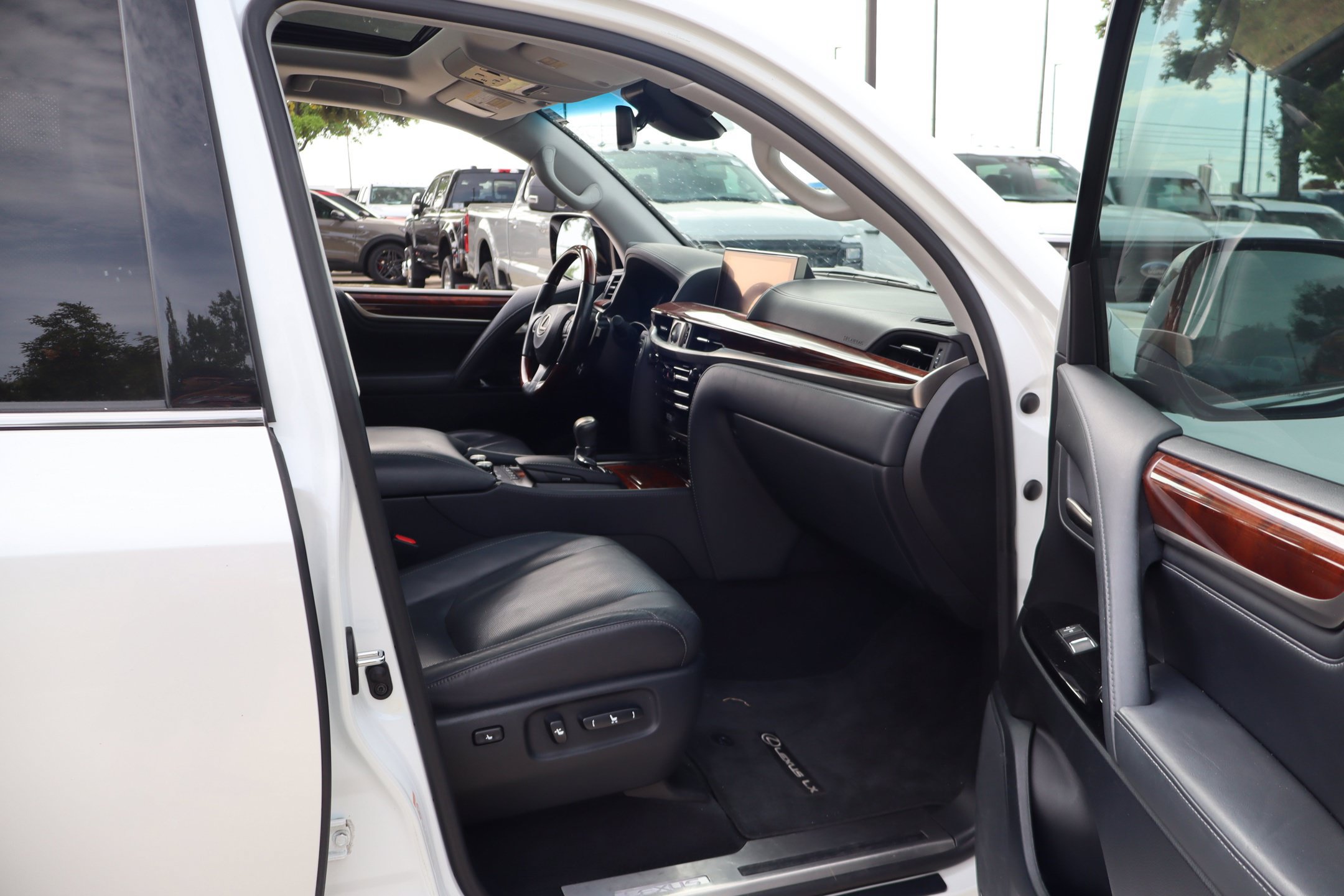Used 2019 Lexus LX 570 4WD w/ Luxury Package image 36