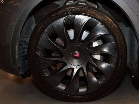 Used 2022 Tesla Model Y Long Range image 25