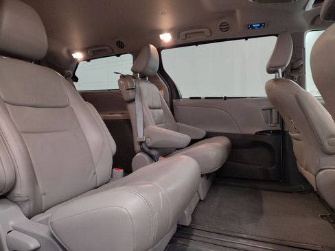 Used 2019 Toyota Sienna XLE image 30