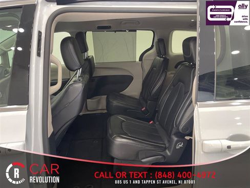 Used 2023 Chrysler Pacifica Touring-L FWD image 38
