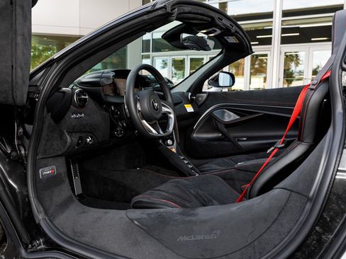 Used 2026 McLaren 750S Spider RWD image 32