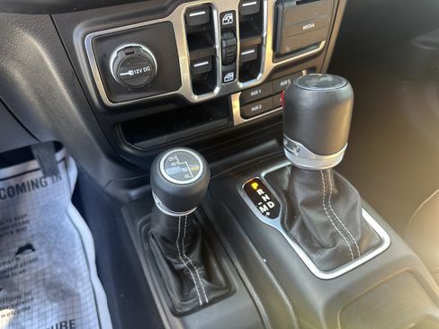 Used 2022 Jeep Wrangler Unlimited Sahara w/ Cold Weather Group AWD/4WD image 27