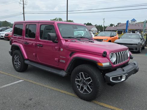 Used 2024 Jeep Wrangler Unlimited Sahara w/ Technology Group AWD/4WD image 3