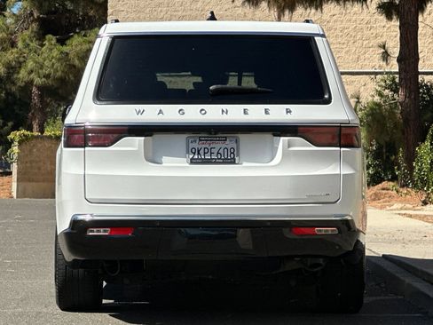 Used 2024 Jeep Wagoneer L Series II w/ Flexible Seating Group AWD/4WD image 4