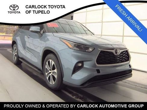 Used 2023 Toyota Highlander XLE FWD image 3