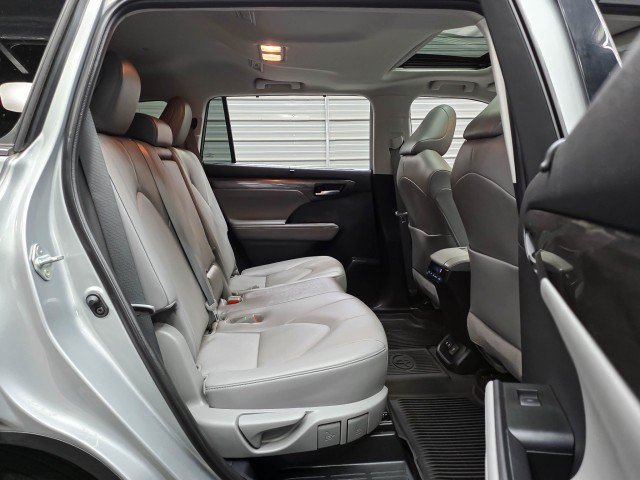 Used 2021 Toyota Highlander Limited AWD/4WD image 16