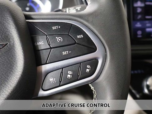 Used 2023 Chrysler Pacifica Touring-L FWD image 3