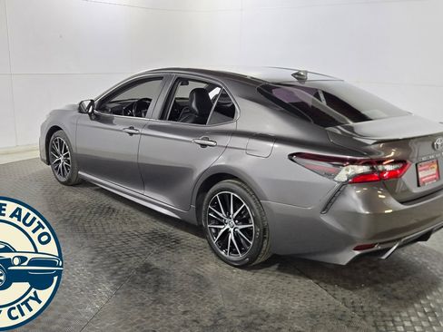 Used 2021 Toyota Camry SE FWD image 5