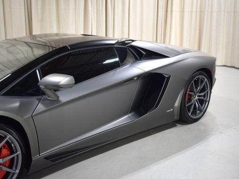 Used 2016 Lamborghini Aventador LP 700-4 AWD/4WD image 2