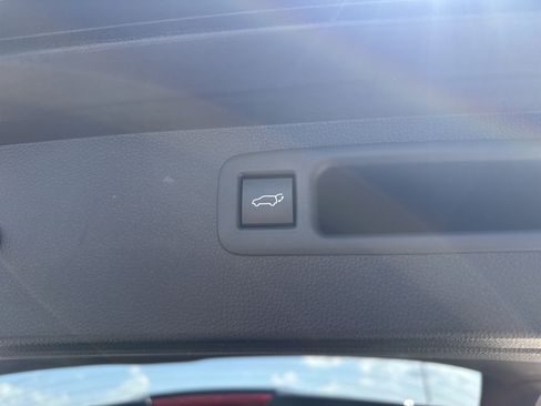 Used 2021 Toyota Highlander XLE AWD/4WD image 37