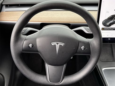 Used 2022 Tesla Model Y Performance image 11