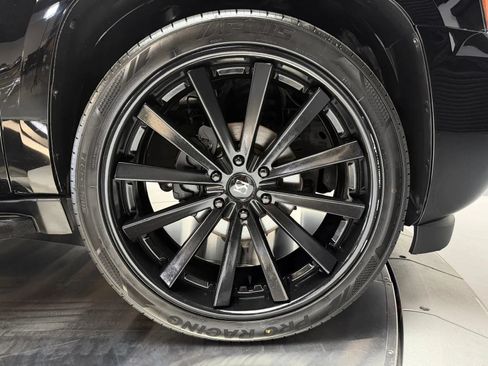 Used 2013 Chevrolet Avalanche LTZ RWD image 7