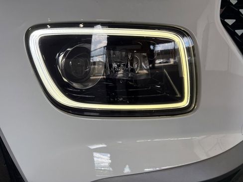 Used 2024 Hyundai Venue Limited FWD image 10