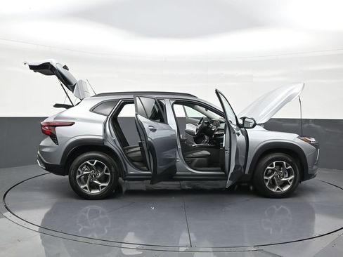Used 2025 Chevrolet Trax LT FWD image 30