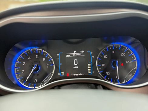 Used 2017 Chrysler Pacifica Touring-L w/ Tire & Wheel Group FWD image 16