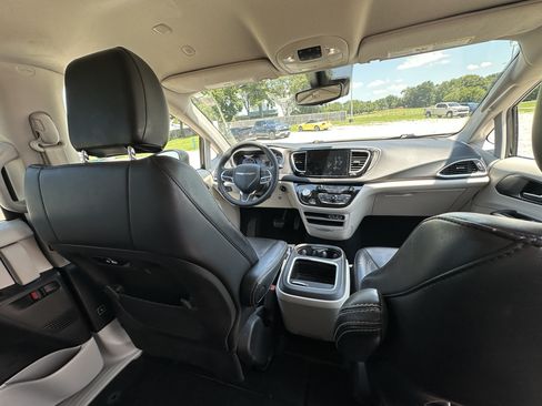 Used 2023 Chrysler Pacifica Touring-L FWD image 33