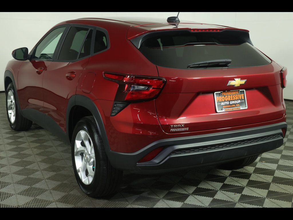 Used 2025 Chevrolet Trax LS w/ LS Convenience Package FWD image 15