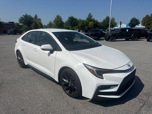Used 2025 Toyota Corolla SE FWD image 3